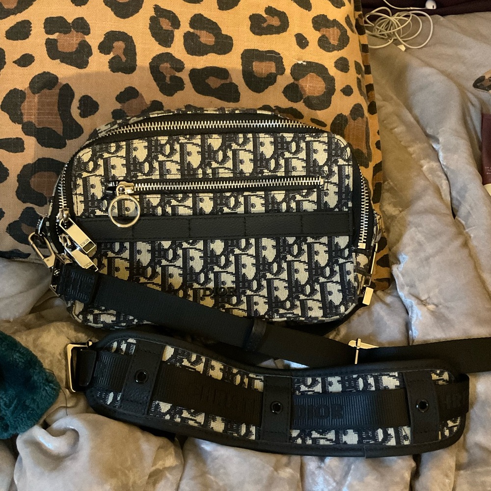 Dior mens safari bag, got it as a gift don’t want it anymore. - Picture 2 of 4
